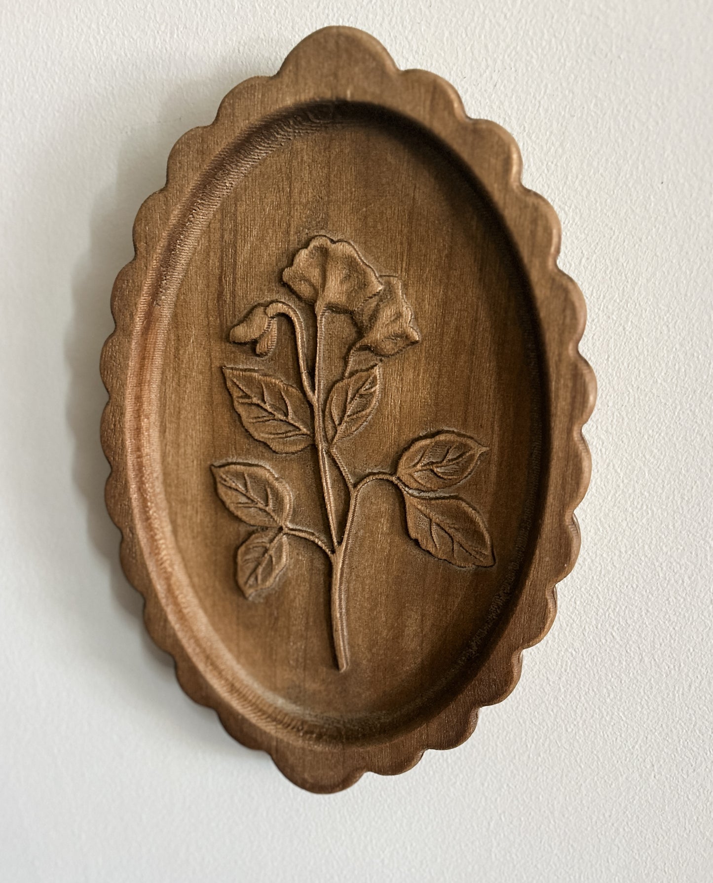 Wood Scalloped Etched Botanica Oval Art