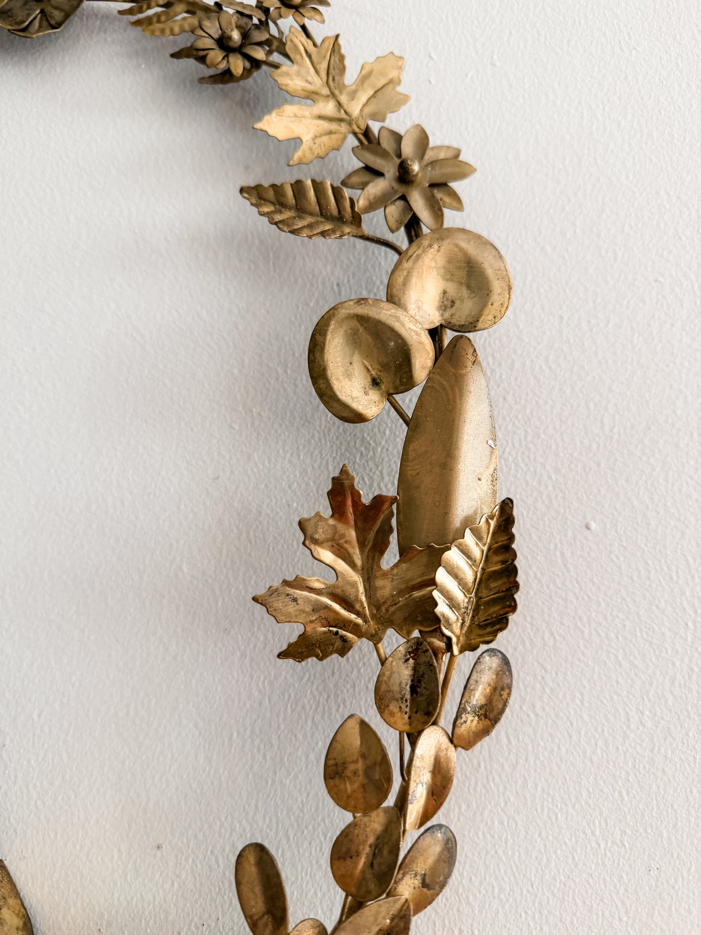 Gold Antiqued Leaf & House Oval Wreath