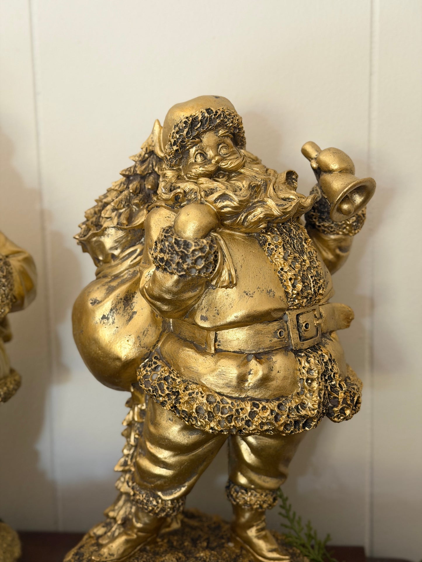 Antiqued Gold Santas Assorted