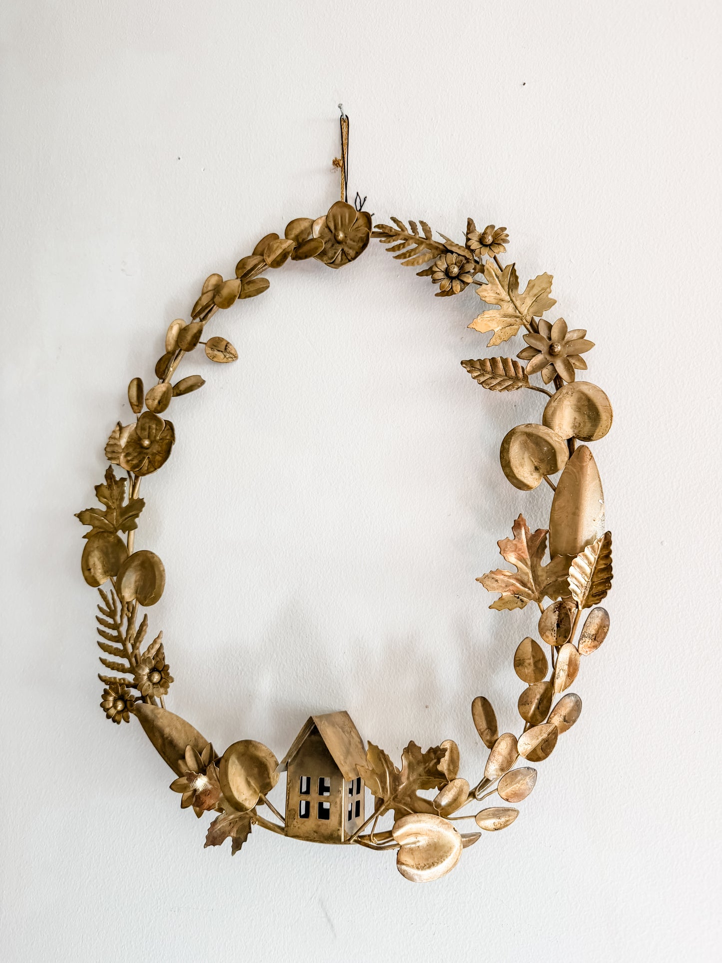 Gold Antiqued Leaf & House Oval Wreath
