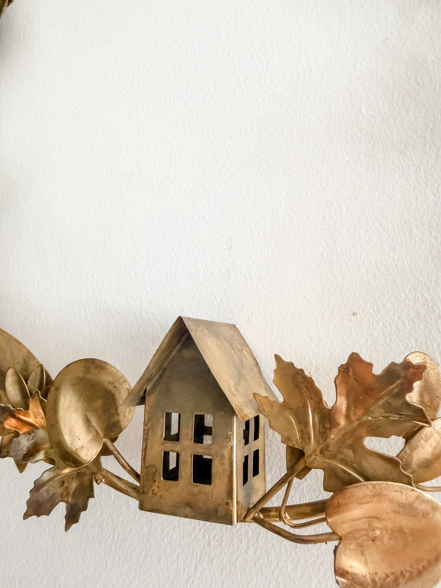 Gold Antiqued Leaf & House Oval Wreath