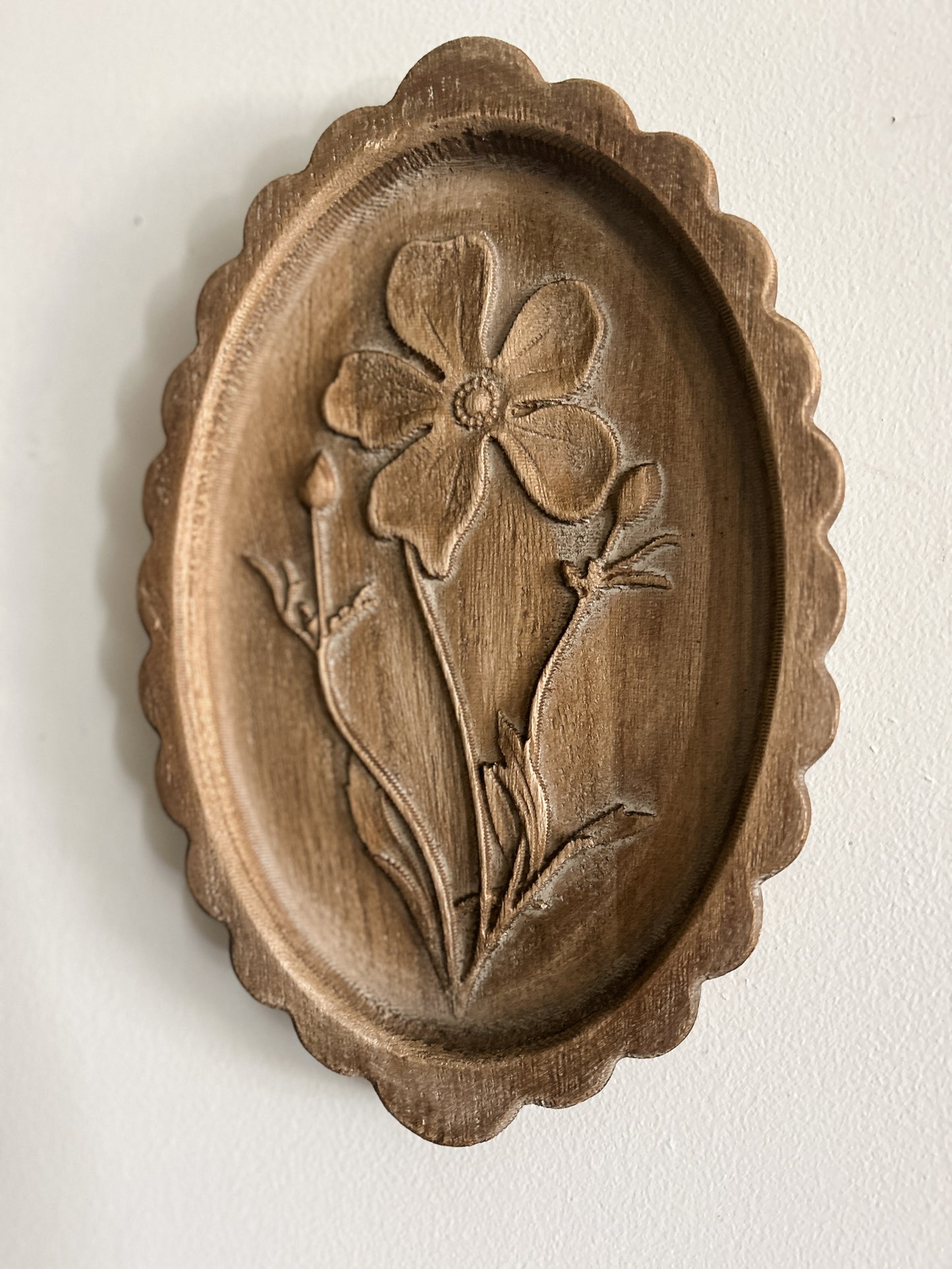 Wood Scalloped Etched Botanica Oval Art