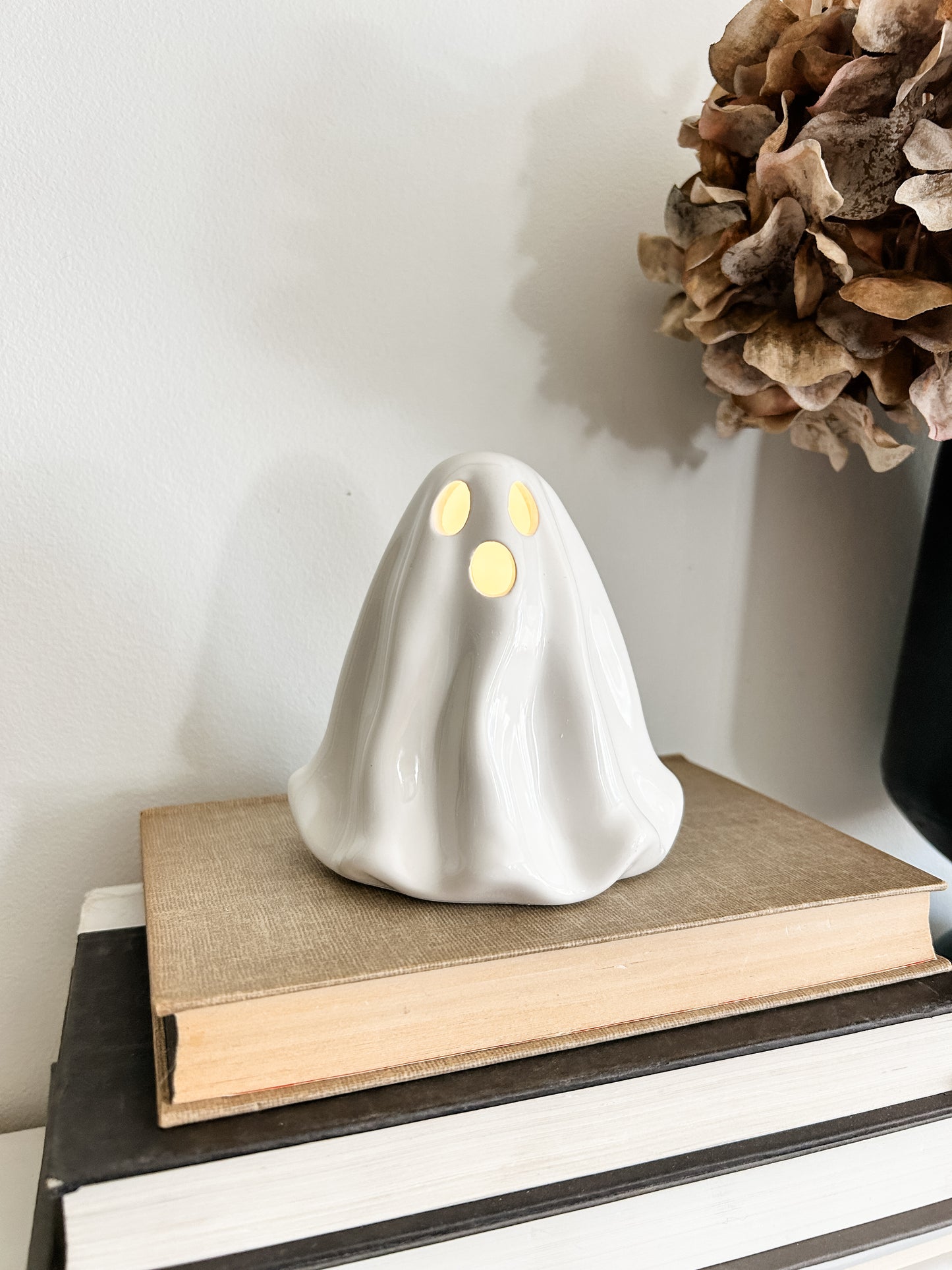 Small Ceramic Flowy LED Ghost