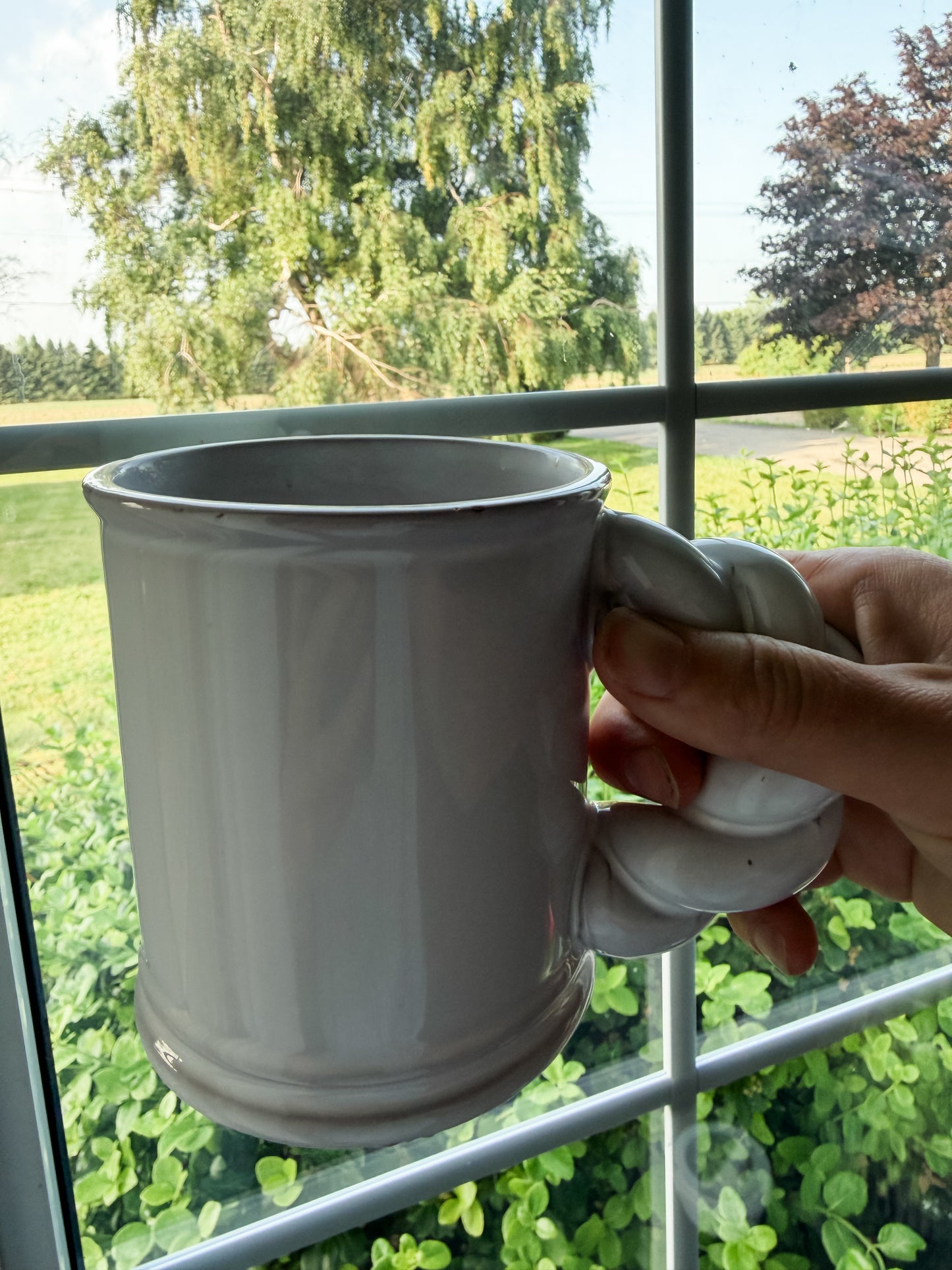 Mug à anse torsadée en terre cuite