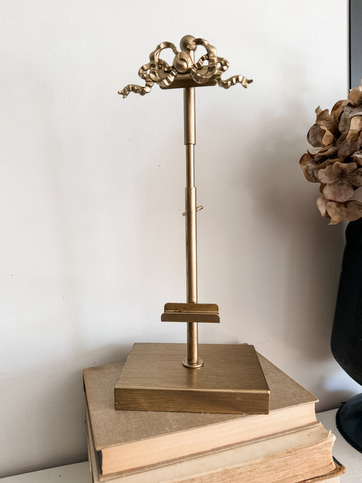Iron Bow Tabletop Easel
